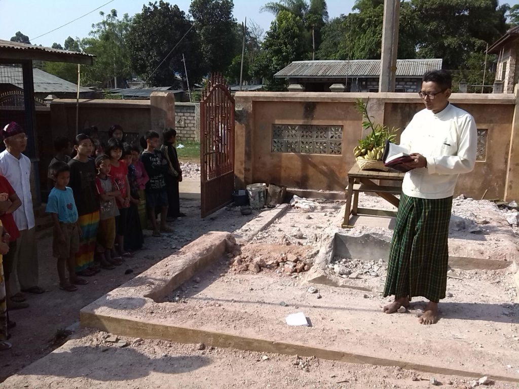 Segnung des Baubeginns des Sanitärgebäudes durch Pastor Ye